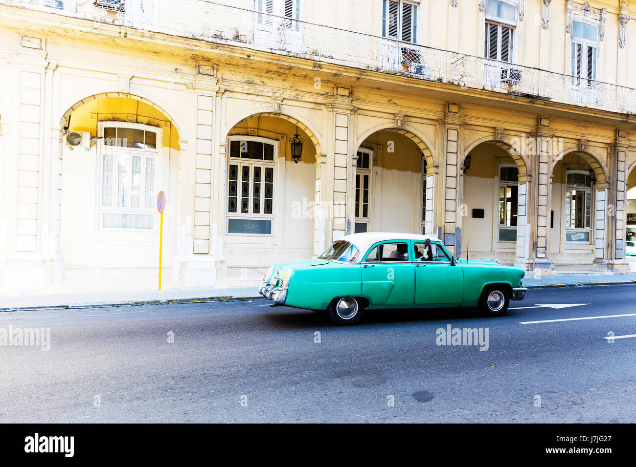 Altes Auto auf Straßen von Havanna Kuba, Havanna Kuba, kubanische alte Oldtimer Auto, Oldtimer-Gebäude Havanna Kuba, kubanische Klassiker, Oldtimer, Oldtimer Stockfoto