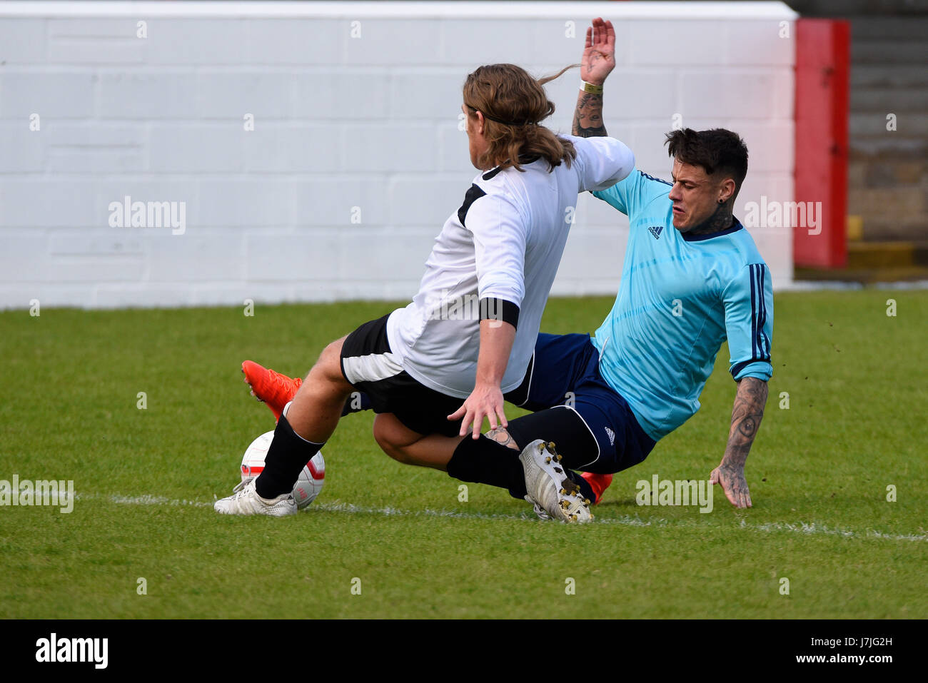 Chet Johnson und Harry Berry spielen bei einem Benefizfußballspiel für Jayla Agbonlahor in Dagenham, Essex, Großbritannien Stockfoto