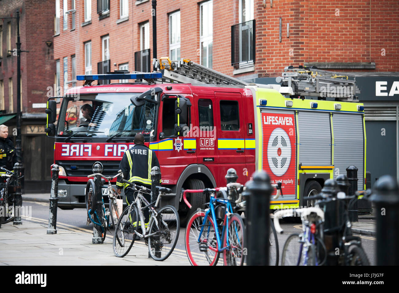 LONDON, ENGLAND - März 12, reagieren 2017 Rettungsdienst Feuerwehr die Londoner Feuerwehr zu einem Notfall in der Liverpool Street, Stockfoto