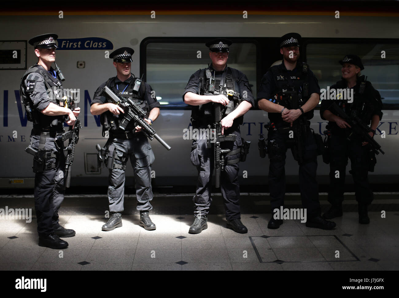 Bewaffneten britischen Polizei Spezialist Beförderungen Offiziere zu warten, bis eine Jungfrau an Bord Zug nach Birmingham New Street an der Euston Station in London, als bewaffnete Polizisten in Zügen bundesweit zum ersten Mal patrouillieren sind. Stockfoto