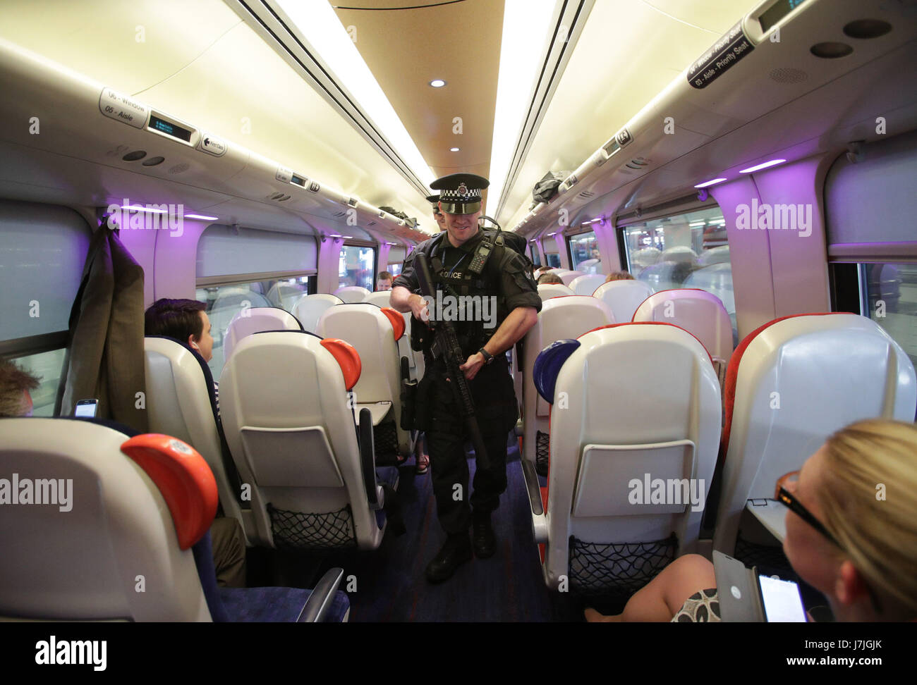 Bewaffnete britische Polizei Spezialist Beförderungen Offiziere an Bord einer Jungfrau Zug nach Birmingham New Street an der Euston Station in London als bewaffnete Polizisten in Zügen bundesweit zum ersten Mal patrouillieren sind. Stockfoto
