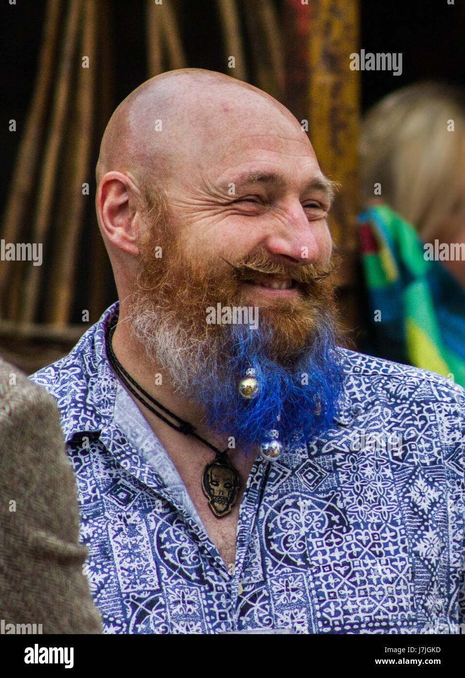 Kahl, blaue bärtiger Mann lacht mit Freunden über Burg Carrock, Cumbria. Stockfoto