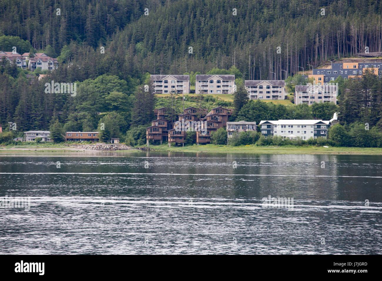 Rustikale Häuser auf Alaska Küste in der Nähe von Juneau Stockfoto