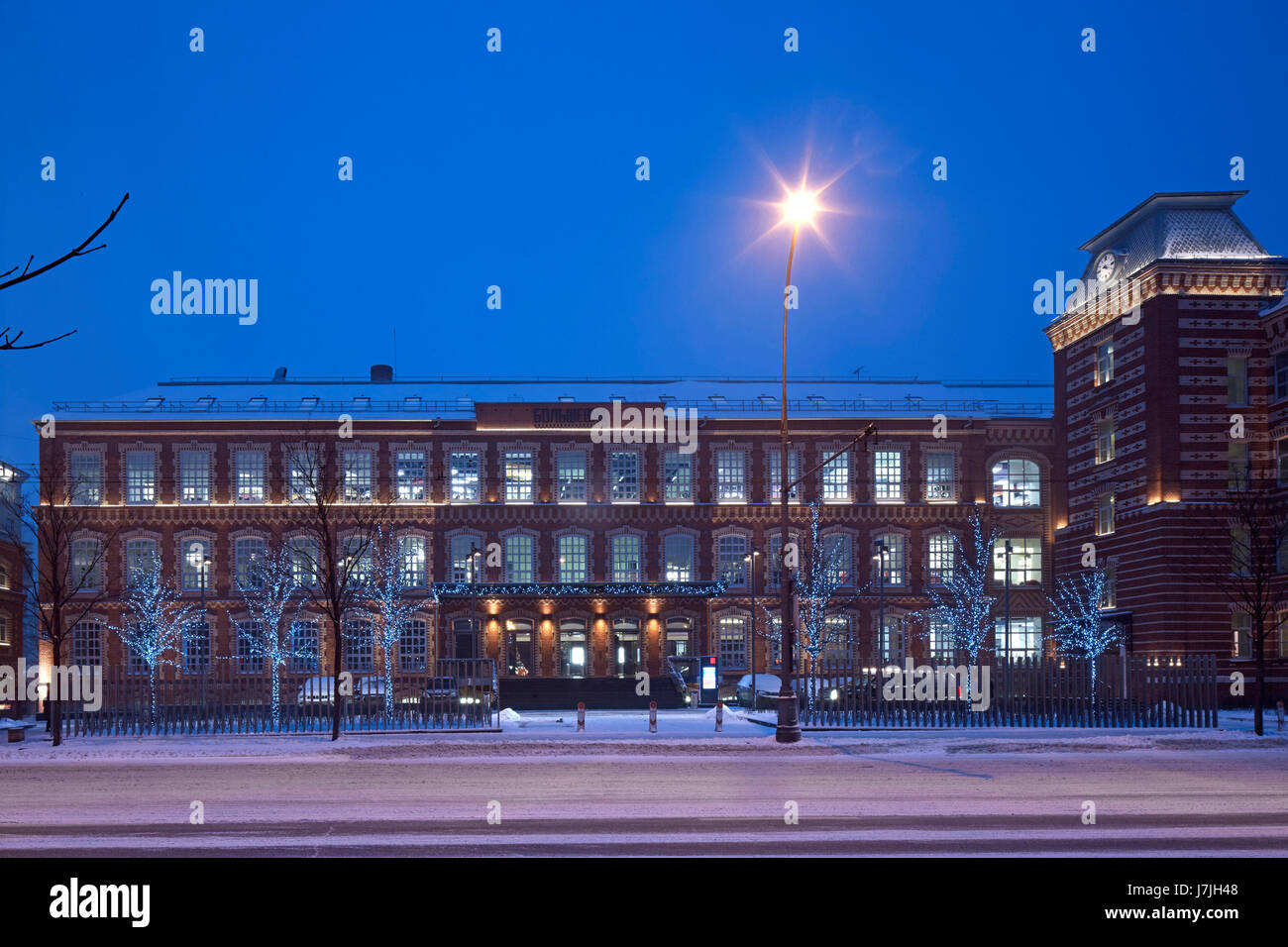 Frontale Außenansicht in der Abenddämmerung. Die bolschewistische Fabrik, Moskau, Russland. Architekt: John Mcaslan und Partner, 2016. Stockfoto