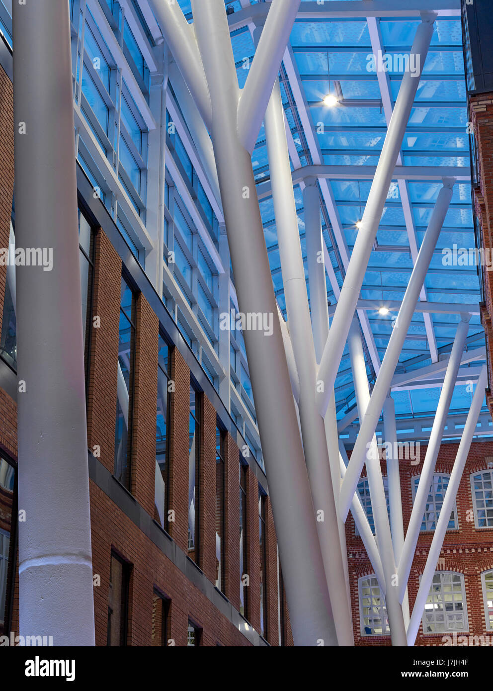 Detail im Atrium. Die bolschewistische Fabrik, Moskau, Russland. Architekt: John Mcaslan und Partner, 2016. Stockfoto