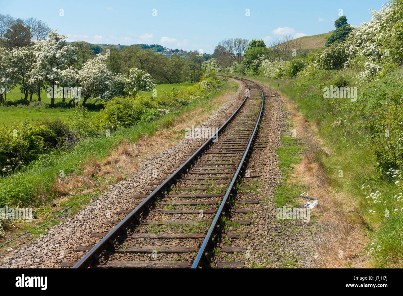 Einer einzigen Spur, ländlichen normalspurigen Bahnstrecke auf einer Kurve im offenen Land Stockfoto