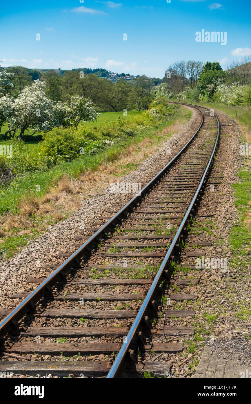 Einer einzigen Spur, ländlichen normalspurigen Bahnstrecke auf einer Kurve im offenen Land Stockfoto