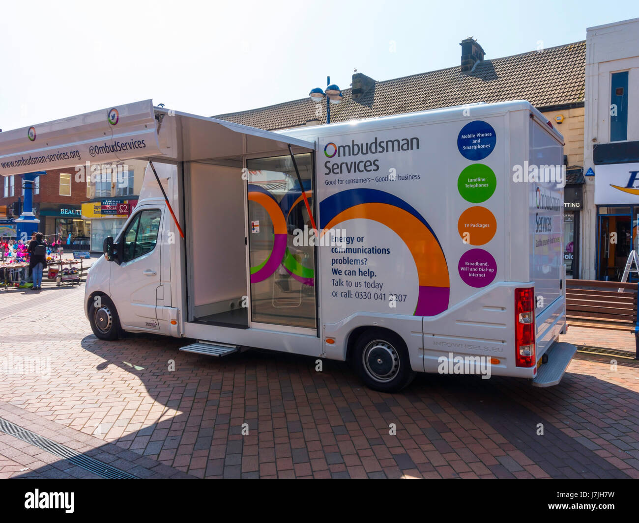 Ein van bietet Bürgerbeauftragten Dienstleistungen für Verbraucher, die Probleme mit Kommunikationsdienste oder Energie Versorgung in einer Kleinstadt High Street Stockfoto