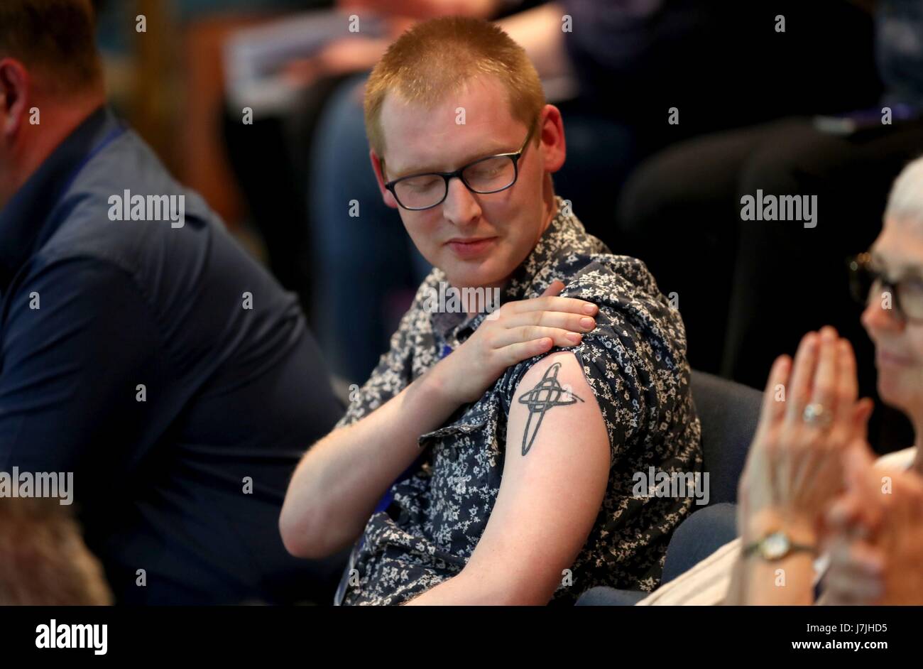 Delegierter John Haston, zeigt von Grangemouth, sein Kreuz Tattoo während der Generalversammlung der Church Of Scotland in Edinburgh. Stockfoto