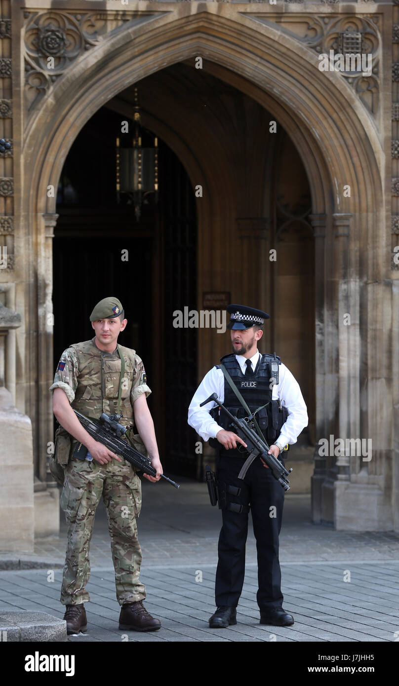 Angehörige der Armee beitreten Polizisten außerhalb des Palace of Westminster, London, nach Scotland Yard bewaffneten Truppen bereitgestellt werden angekündigt, um "Schlüsselpositionen" wie Buckingham Palace, Downing Street, der Palace of Westminster und Botschaften zu schützen. Stockfoto