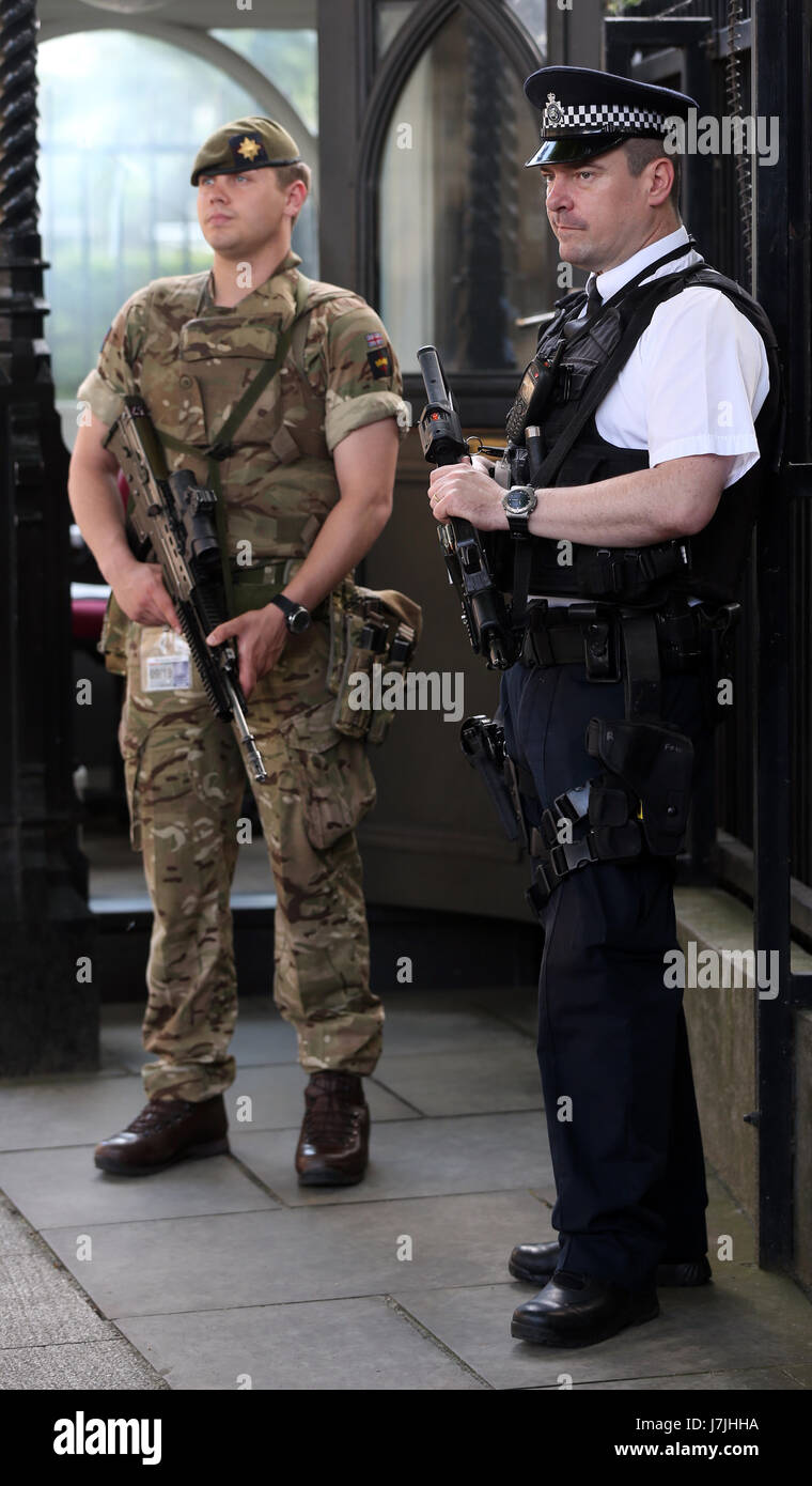 Angehörige der Armee beitreten Polizisten außerhalb des Palace of Westminster, London, nach Scotland Yard bewaffneten Truppen bereitgestellt werden angekündigt, um "Schlüsselpositionen" wie Buckingham Palace, Downing Street, der Palace of Westminster und Botschaften zu schützen. Stockfoto