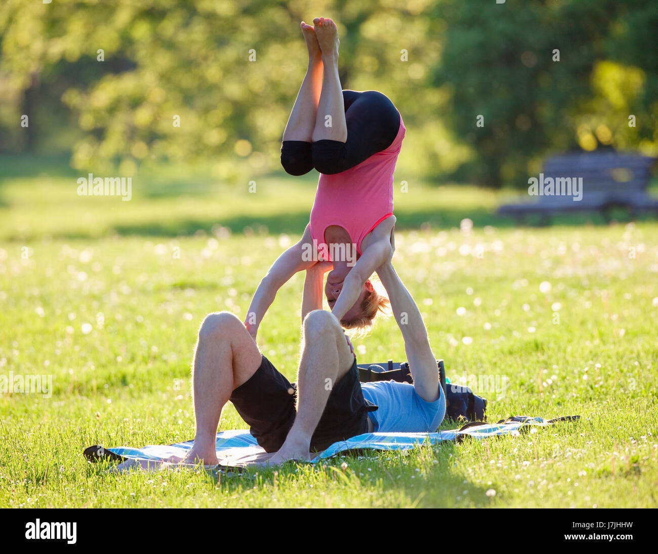 Junges Paar gymnastische Übung im Park Stockfoto