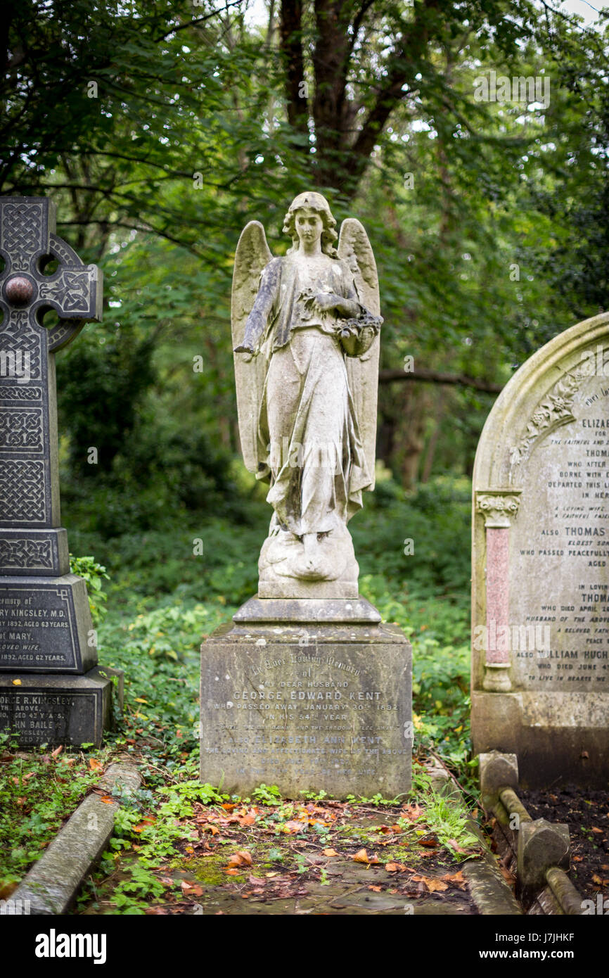 Es gibt ungefähr 170.000 Menschen begraben in rund 53.000 Gräbern in Highgate Cemetery, bekannt für viele Menschen begraben dort inkl. Karl Marx Stockfoto