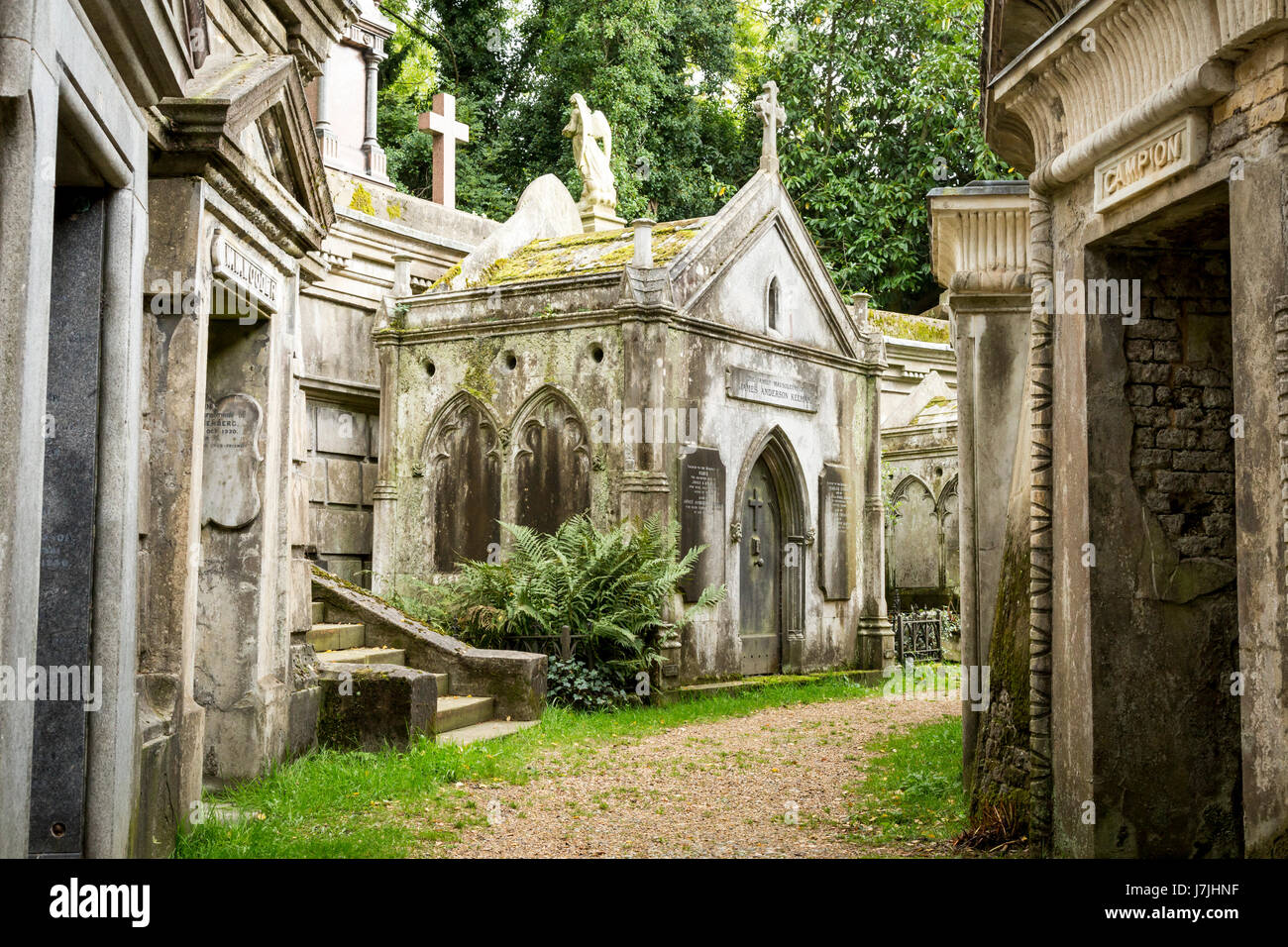 Es gibt ungefähr 170.000 Menschen begraben in rund 53.000 Gräbern in Highgate Cemetery, bekannt für viele Menschen begraben dort inkl. Karl Marx Stockfoto