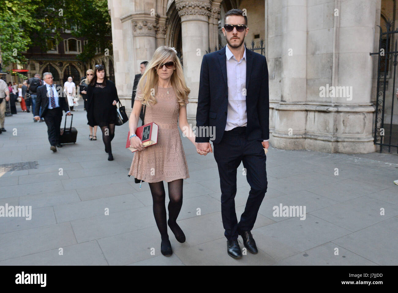 Chris Gard und Connie Yates, tragen ein Familienrecht buchen, die Eltern von neun Monate alten Charlie Gard, verlassen des High Court in London, wo sie einen Berufungsgericht Kampf um ihr krankes Baby Sohn in die USA für die Behandlung verloren haben. Stockfoto