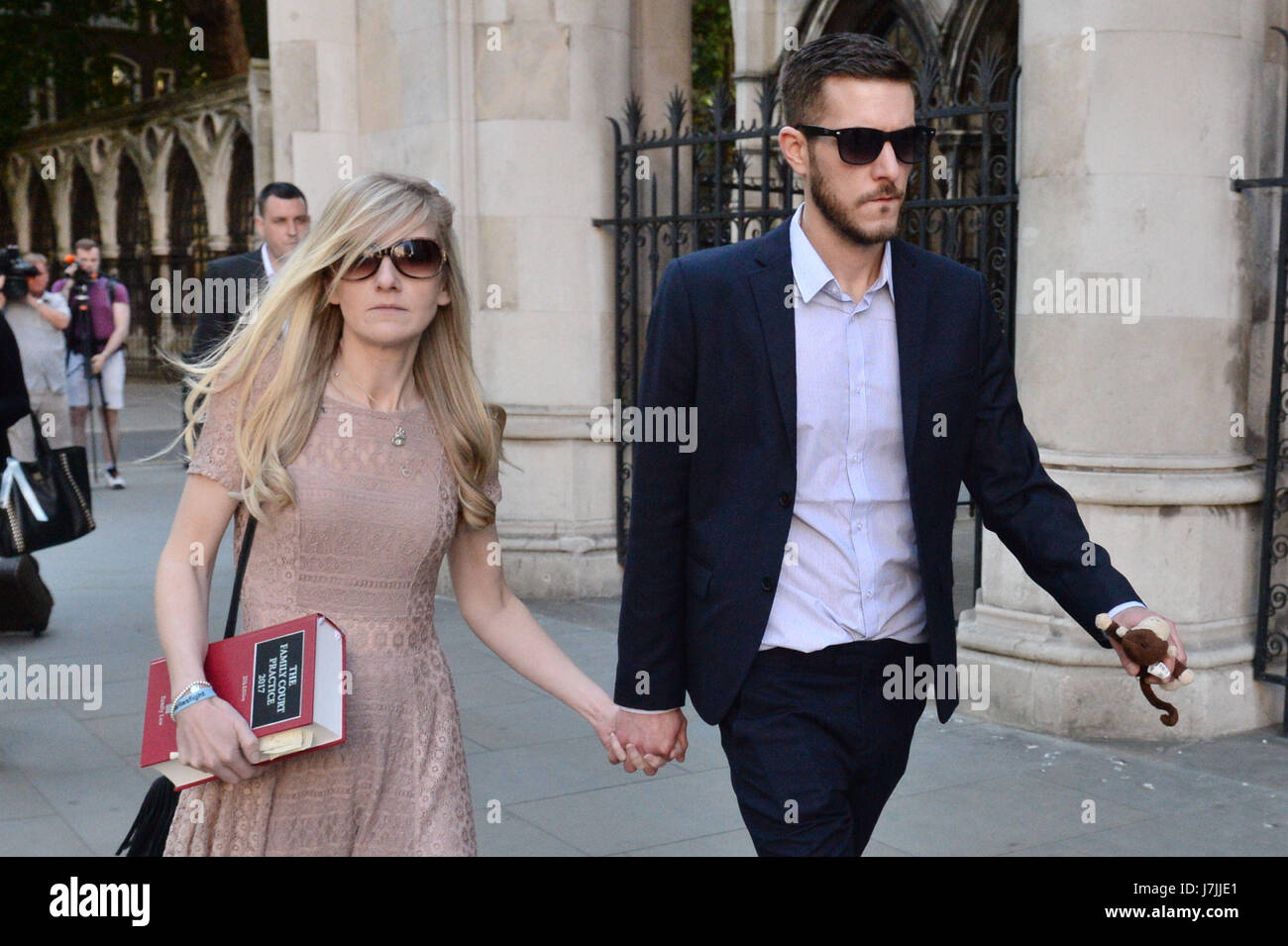 Chris Gard und Connie Yates, tragen ein Familienrecht buchen, die Eltern von neun Monate alten Charlie Gard, verlassen des High Court in London, wo sie einen Berufungsgericht Kampf um ihr krankes Baby Sohn in die USA für die Behandlung verloren haben. Stockfoto