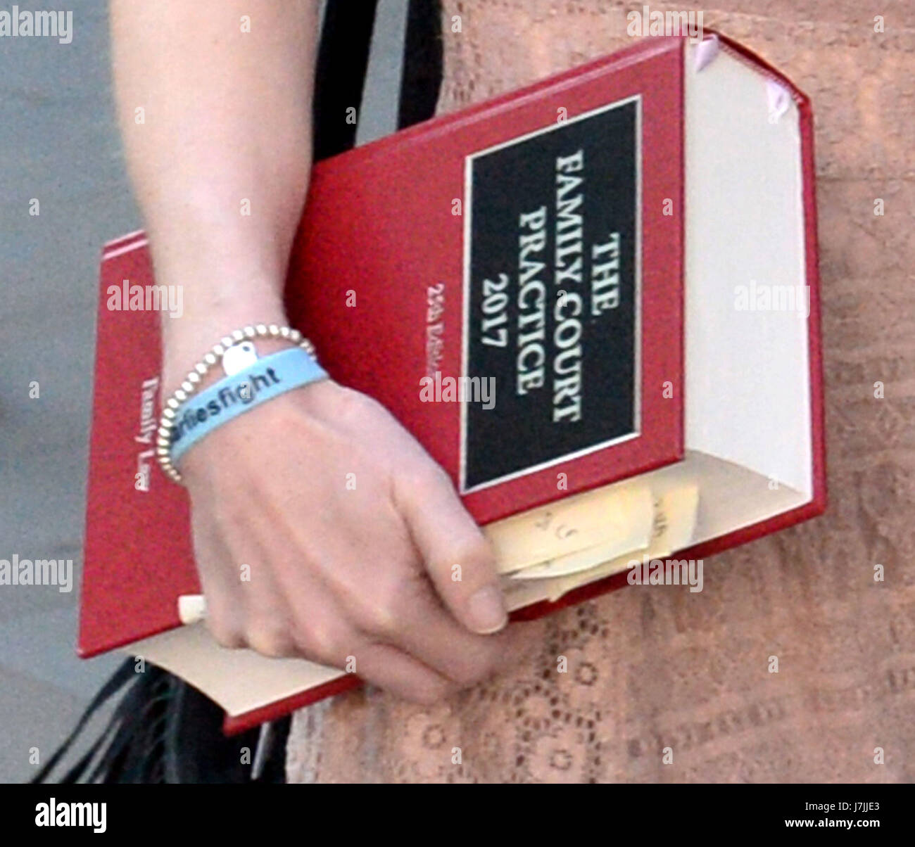 Chris Gard und Connie Yates, tragen ein Familienrecht buchen, die Eltern von neun Monate alten Charlie Gard, verlassen des High Court in London, wo sie einen Berufungsgericht Kampf um ihr krankes Baby Sohn in die USA für die Behandlung verloren haben. Stockfoto