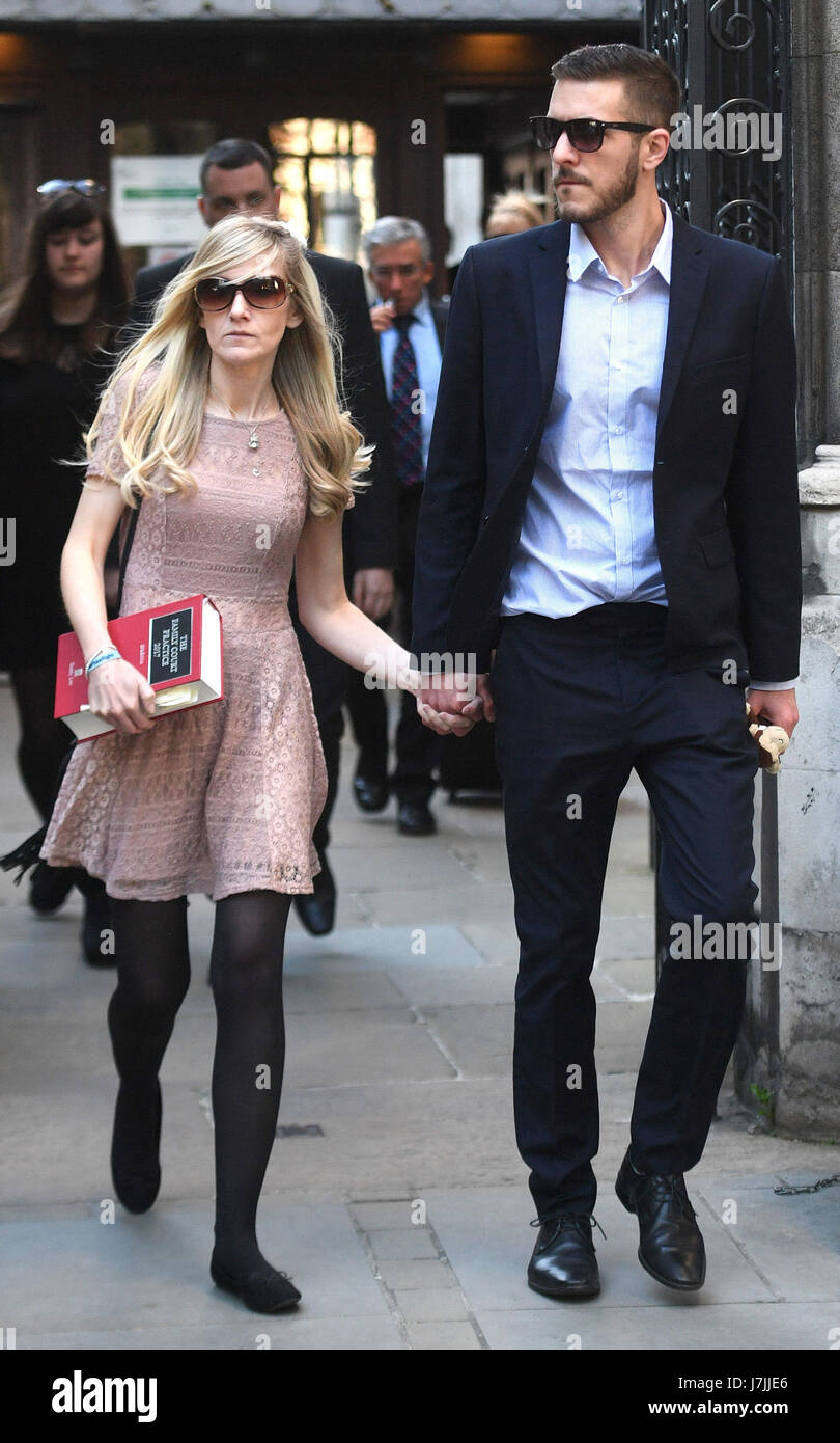 Chris Gard und Connie Yates, tragen ein Familienrecht buchen, die Eltern von neun Monate alten Charlie Gard, verlassen des High Court in London, wo sie einen Berufungsgericht Kampf um ihr krankes Baby Sohn in die USA für die Behandlung verloren haben. Stockfoto