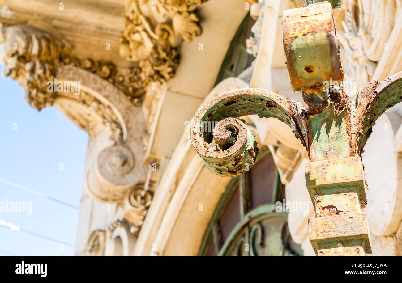 Hunderte Jahre alte Bogen in Lissabon, Portugal und blauer Himmel an sonnigen Tag Stockfoto