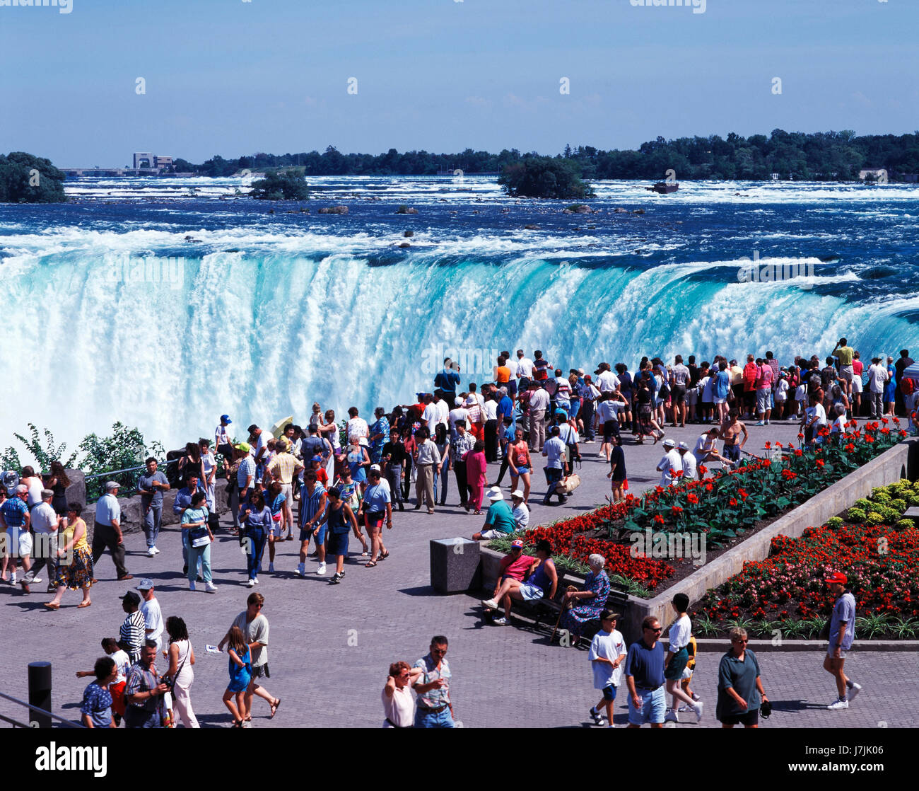 Touristen, die Anzeigen von Niagara Falls, Ontario, Kanada Stockfoto