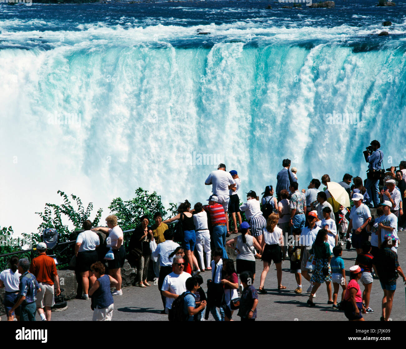 Touristen, die Anzeigen von Niagara Falls, Ontario, Kanada Stockfoto
