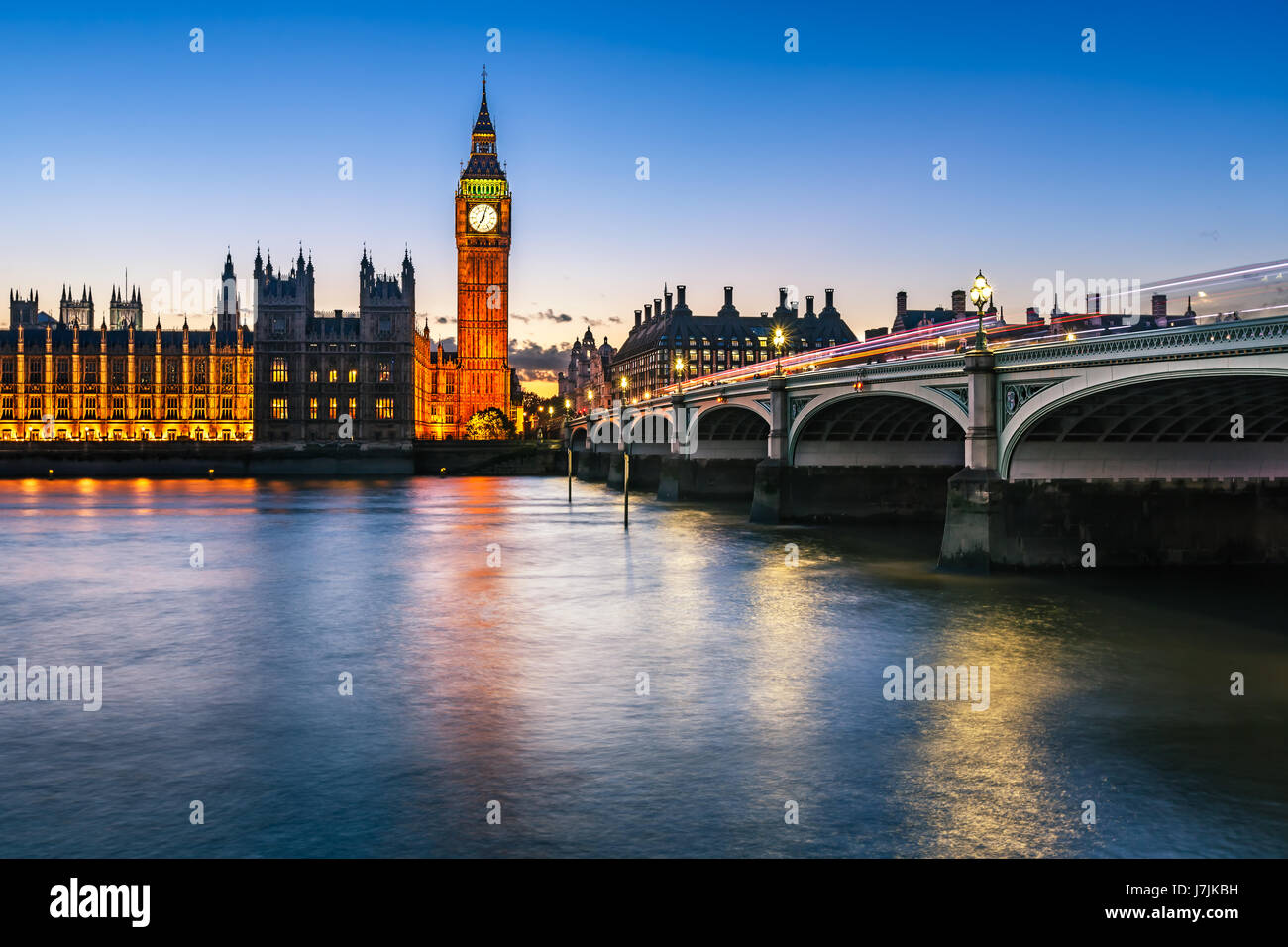 Big Ben, Queen Elizabeth Tower und Westminster Bridge beleuchtet am Abend, London, Vereinigtes Königreich Stockfoto