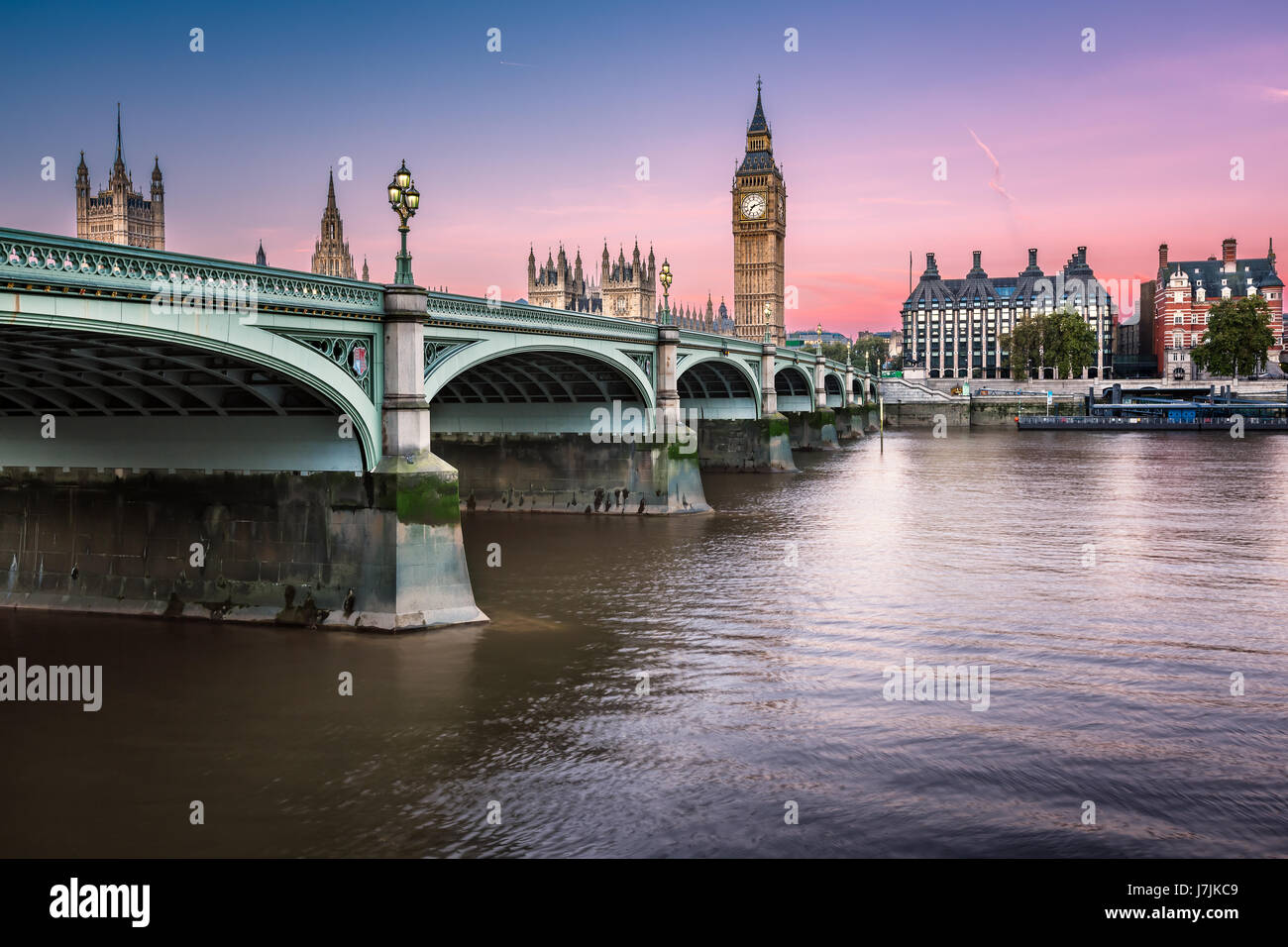 Big Ben, Queen Elizabeth Tower und Westminster Bridge beleuchtet in der Morgendämmerung, London, Vereinigtes Königreich Stockfoto