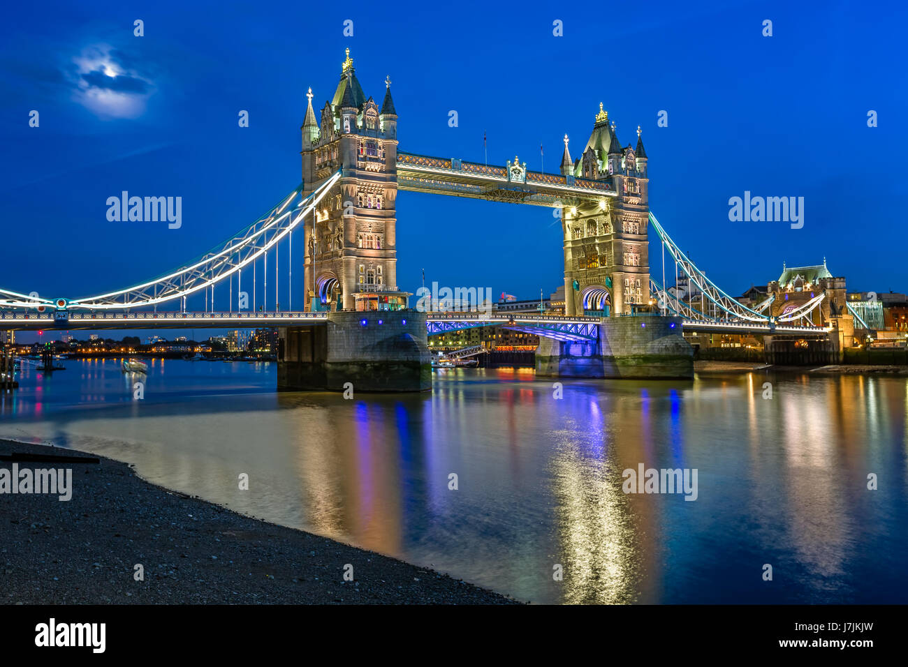 Tower Bridge und der Themse durch Mondschein beleuchtet am Abend, London, Vereinigtes Königreich Stockfoto