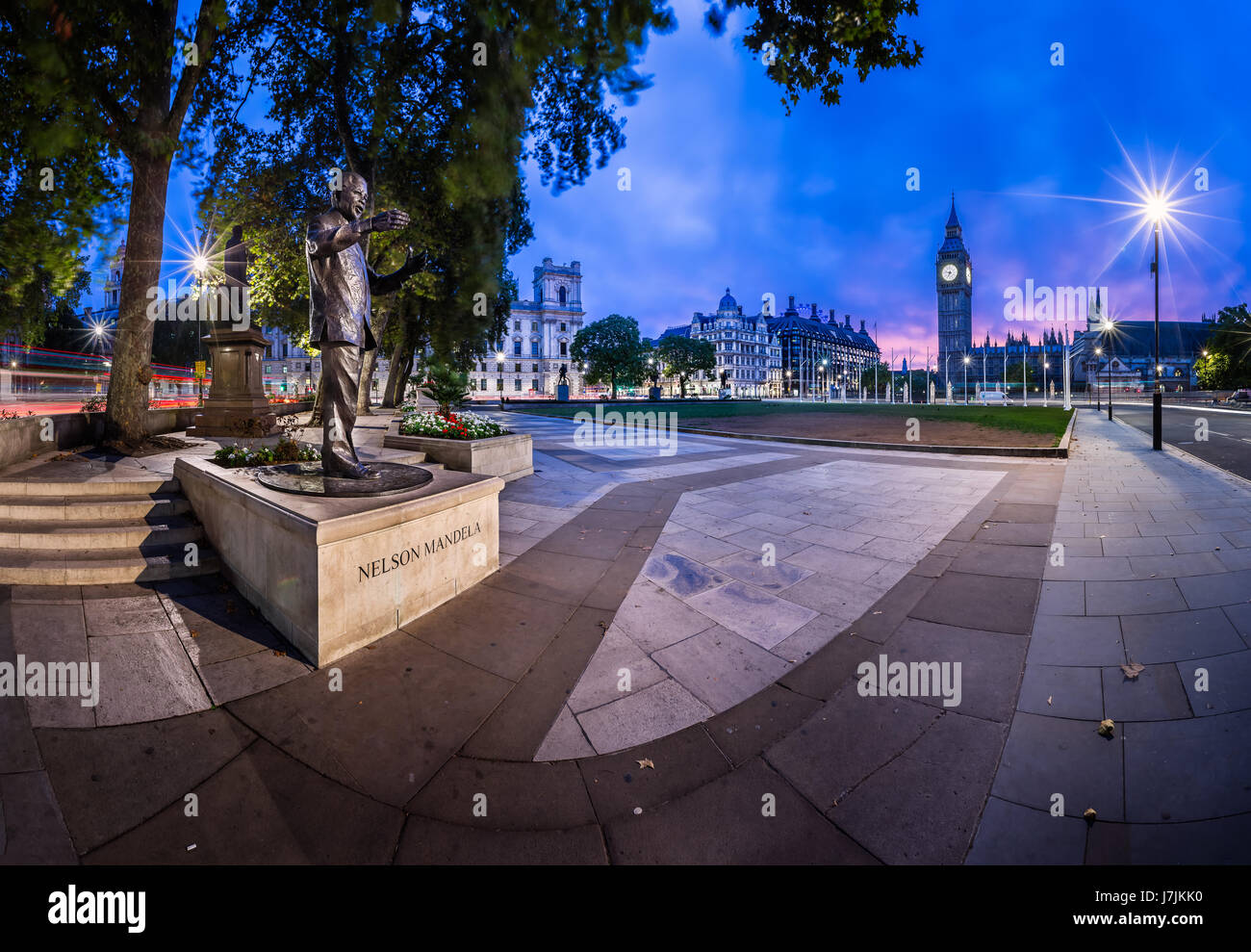 LONDON - 6. Oktober: Panorama des Parliament Square und Nelson Mandela Denkmal des Bildhauers Glyn Williams am 6. Oktober 2014 in London, Vereinigtes Königreich. Stockfoto