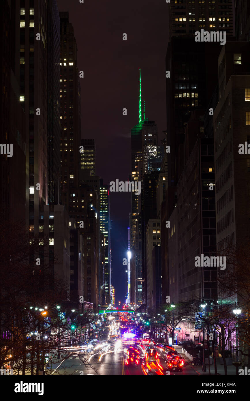 Nachts lange Belichtung Blick auf die 42nd Street, Pershing Square und Bank of America Tower mit viel Verkehr auf der Straße, New York Stockfoto