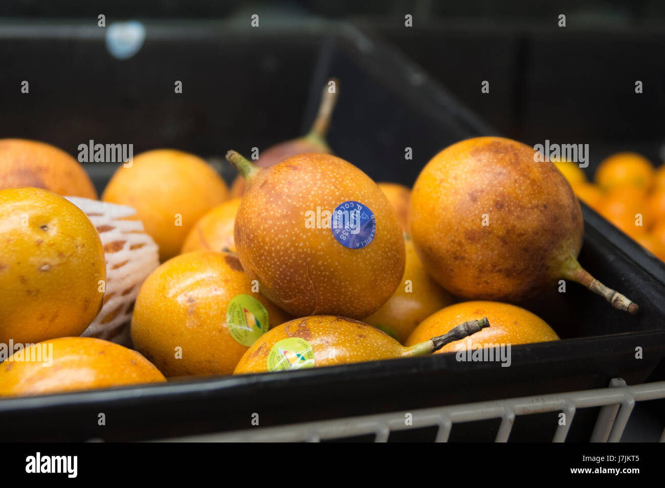 Lokalen asiatischen Lebensmittelhändler hat Gang von verpackten Lebensmitteln, verschiedene Früchte, Fleisch und bunten Süßigkeiten. Einen lokalen Speicher für Lebensmittel aus anderen Ländern. Stockfoto