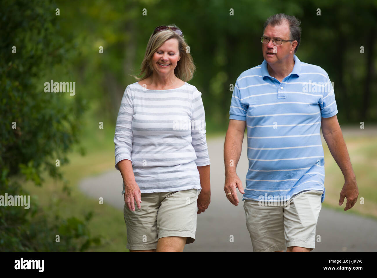 Aktive älteres paar zu Fuß unterwegs im Shelby Bauernhöfe Park in der Nähe von Memphis Tennessee Stockfoto