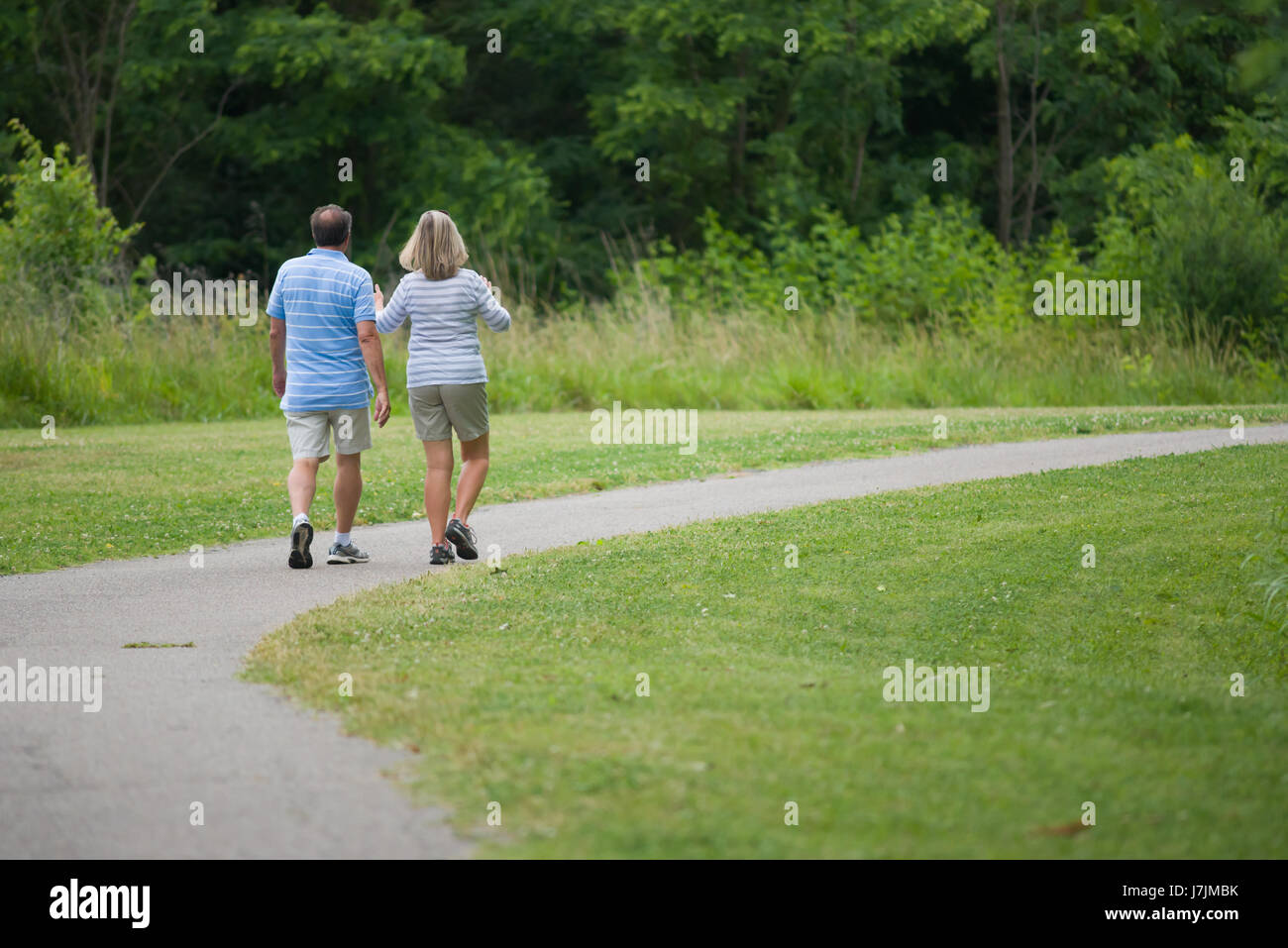 Aktive älteres paar zu Fuß unterwegs im Shelby Bauernhöfe Park in der Nähe von Memphis Tennessee Stockfoto