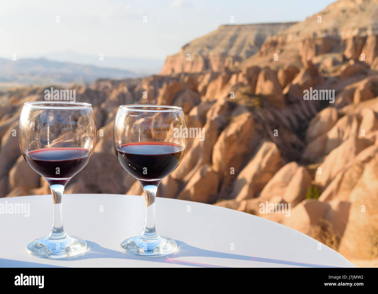 Rotwein-Gläser auf roten Tal Hintergrund in Kappadokien. Nevsehir Provinz.  Turkei Stockfotografie - Alamy