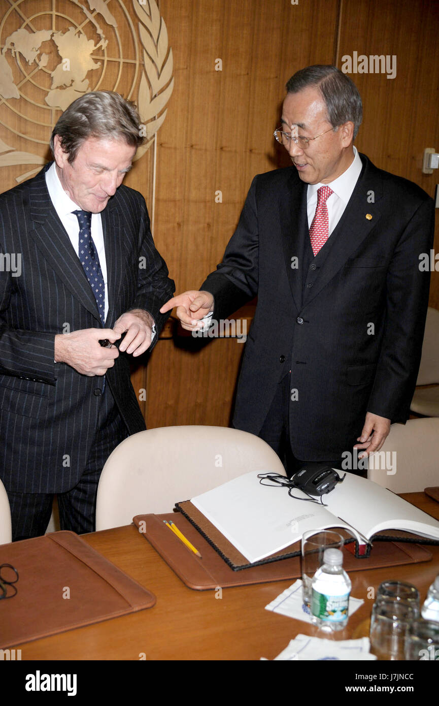 Außenminister von Frankreich, Bernard Kouchner mit UN-Generalsekretär, Ban Ki-Moon nach seiner Pressekonferenz auf das Klima ändern, an die Vereinten Nationen in New York City. 7. Dezember 2009. Bildnachweis: Dennis Van Tine/MediaPunch Stockfoto