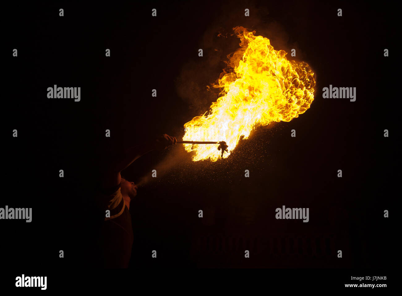 Ein junger Mann der alten Dhaka mit führt Feuer feiern Sakrain Festival oder Poush Sangkranti. Dhaka, Bangladesch. Stockfoto