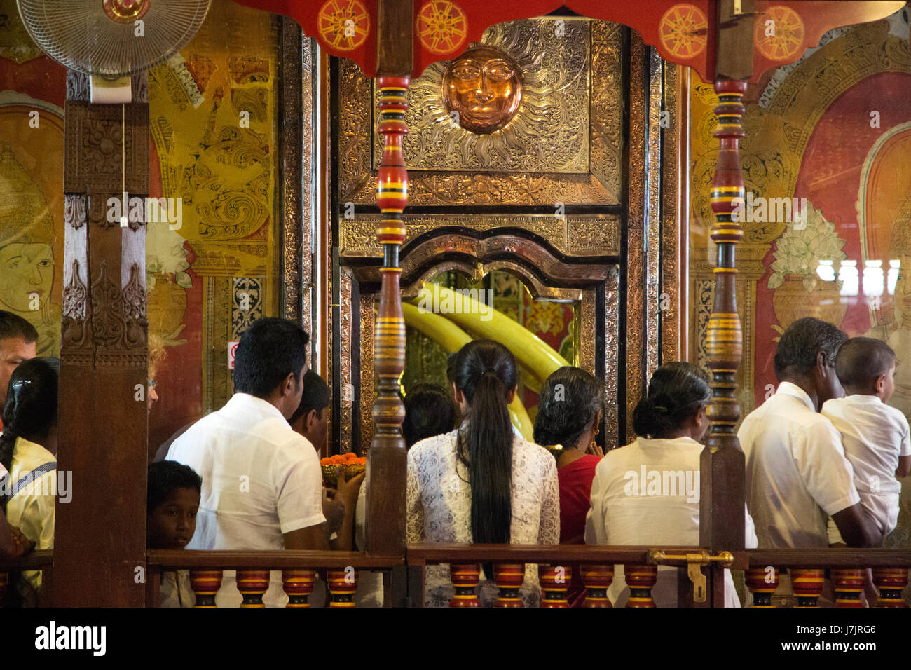 Kandy Sri Lanka Tempel des heiligen Zahns Pilger auf Navam Vollmond Poya Tag Pilger außerhalb Zahn Heiligtums Stockfoto