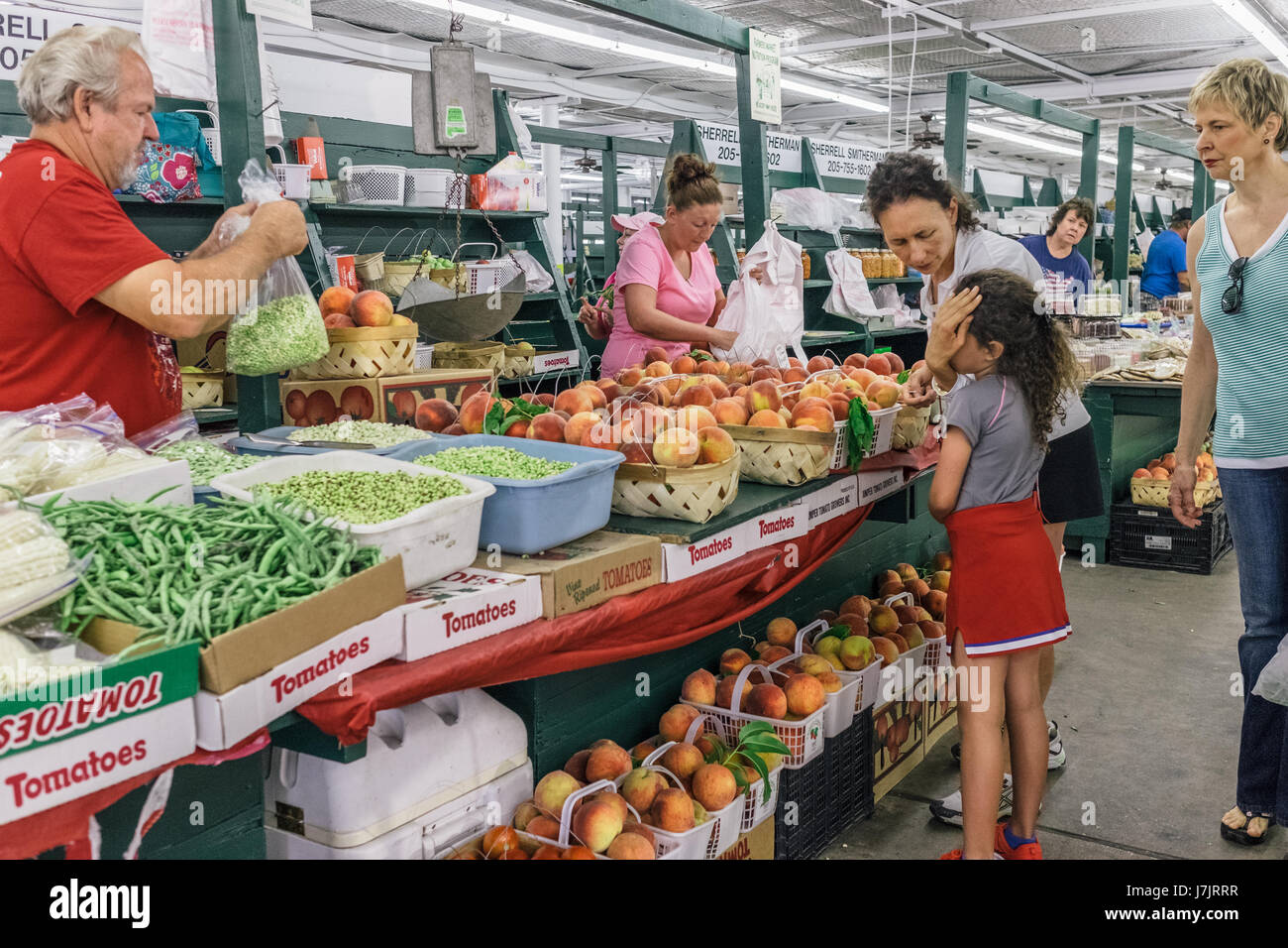 Frau kauft auf einem lokalen Bauernmarkt Obst, Gemüse und frische Produkte. The Curb Market, Montgomery Alabama, USA. Stockfoto