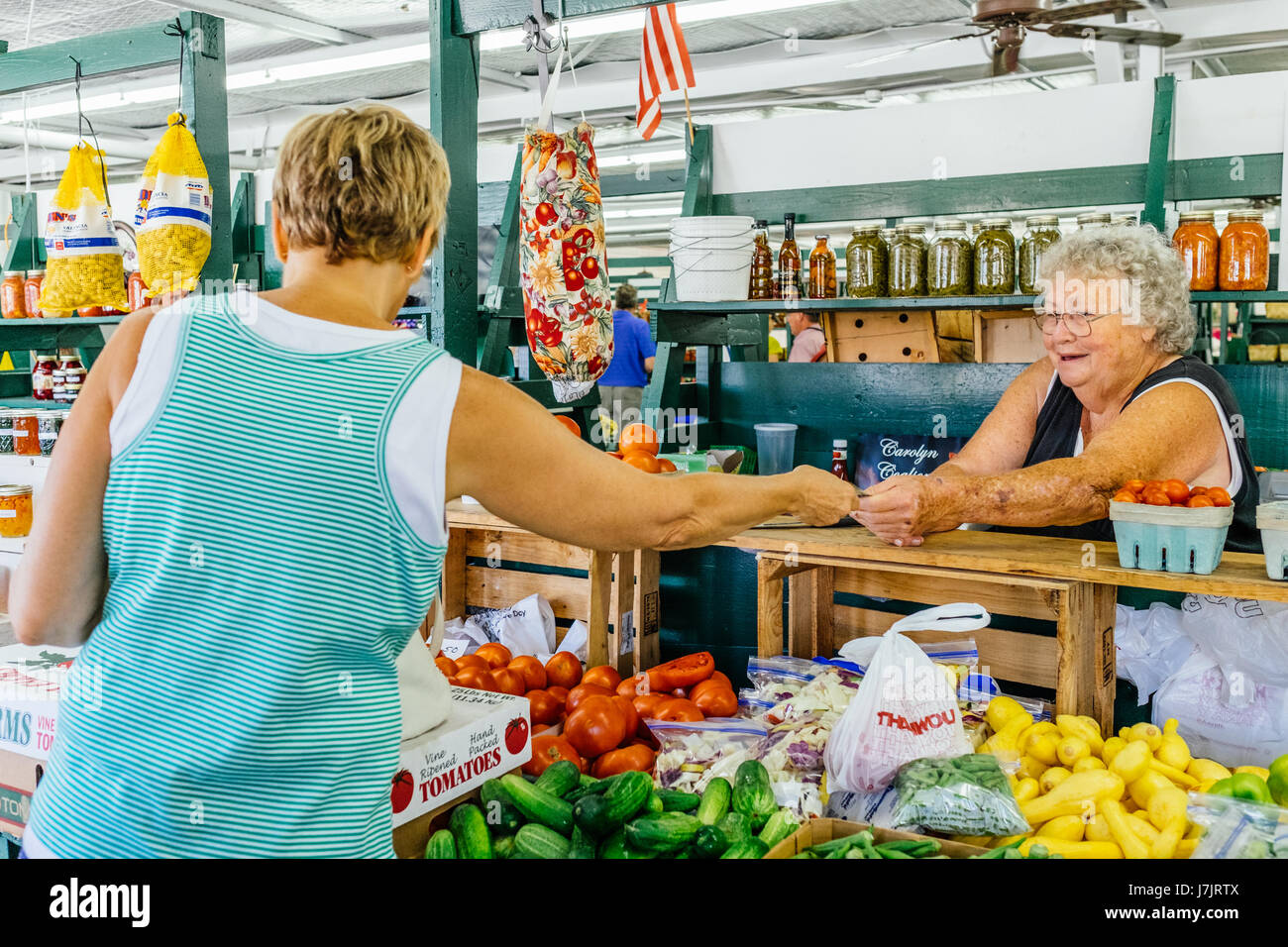 Käuferin auf einem Bauernmarkt in Montgomery, Alabama, USA. Stockfoto