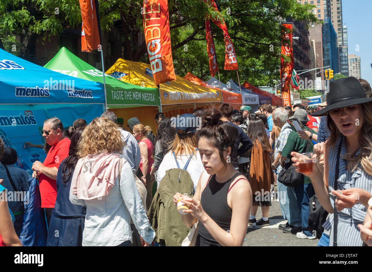Auf Sonntag, 21. Mai 2017 Schlucht sich Massen an der 44. jährliche Ninth Avenue International Food Festival in New York. (© Richard B. Levine) Stockfoto