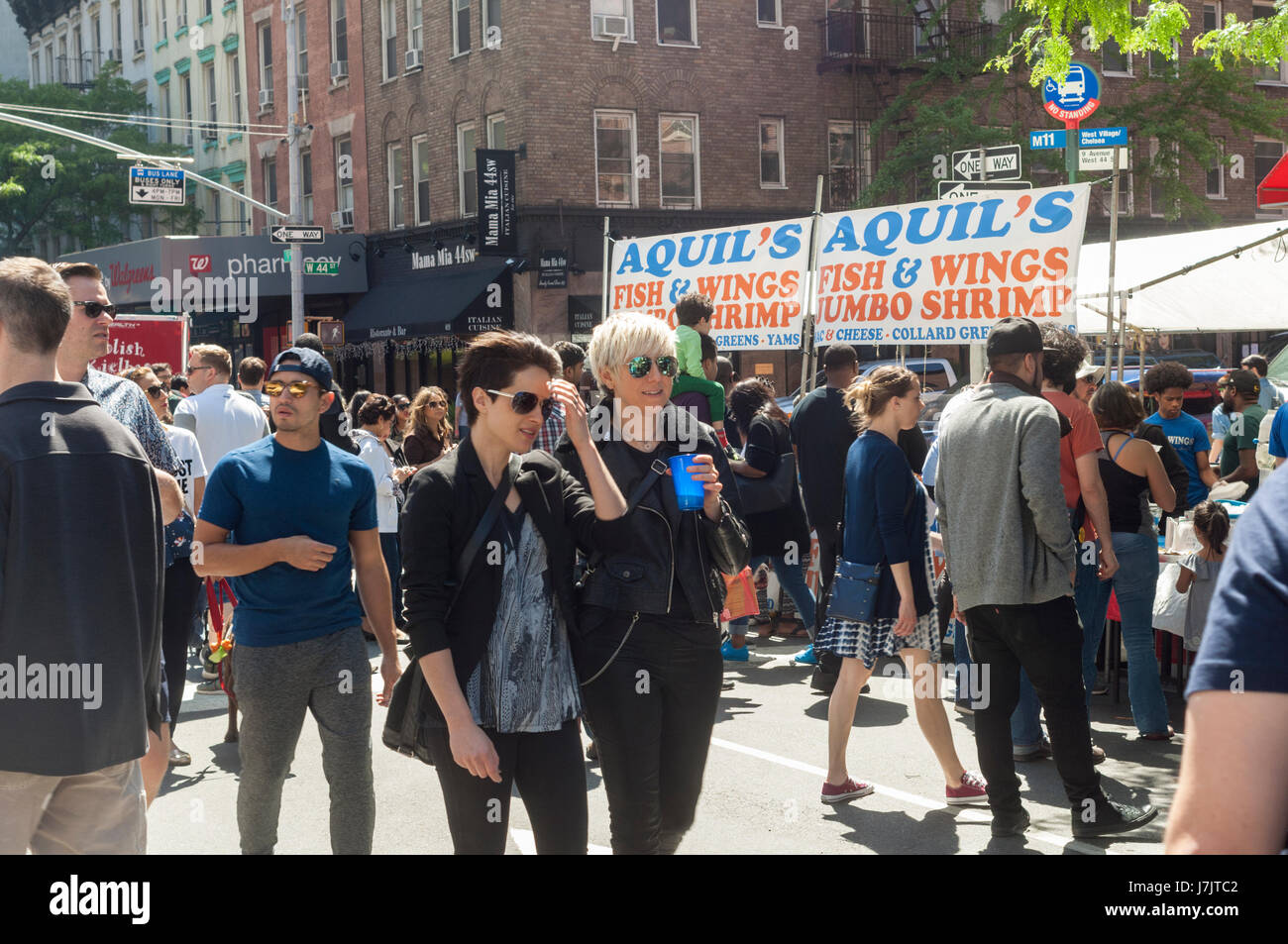 Auf Sonntag, 21. Mai 2017 Schlucht sich Massen an der 44. jährliche Ninth Avenue International Food Festival in New York. (© Richard B. Levine) Stockfoto