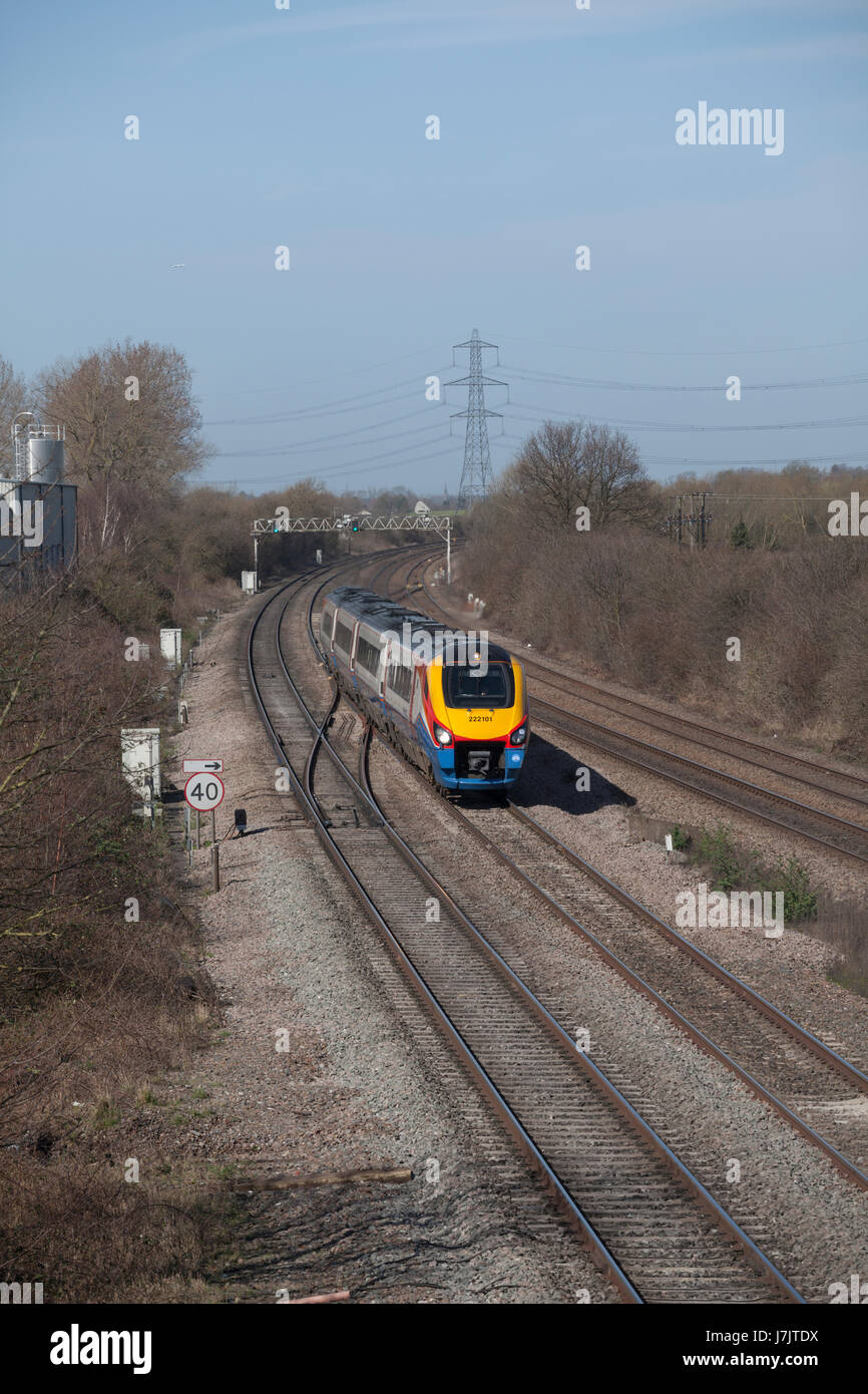 Loughborough auf der Midland Main Line (UK) eine East Midlands Züge Klasse 222 geht mit einem Treiber-Trainingslauf Stockfoto