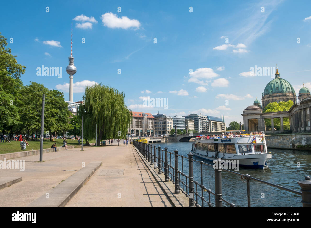 Berlin, Deutschland - 23. Mai 2017: Touristenboot auf der Spree am Monbijoupark mit Berliner Dom und Fernsehturm im Hintergrund. Stockfoto