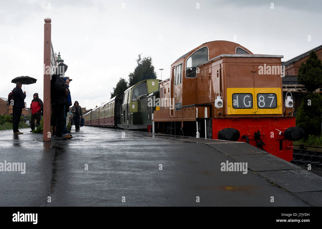 Klasse 14 und 17 Dieselloks beim Diesel Frühlingsfest am Severn Valley Railway, Kidderminster, Großbritannien Stockfoto