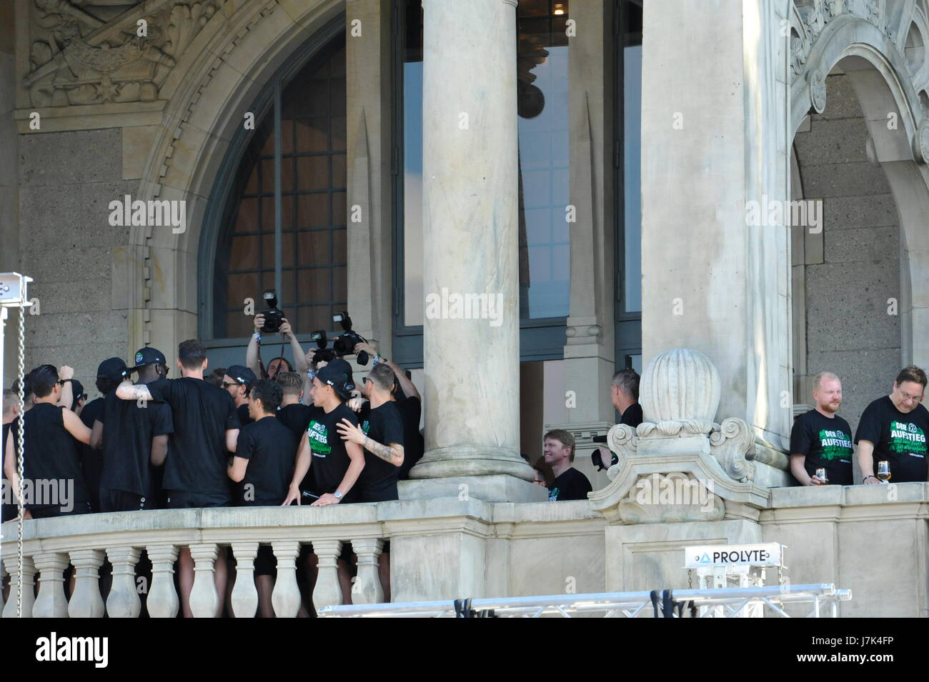 Hannover 96 startete die offizielle Aufstiegsparty am Montag auf dem Trammplatz vor den Rathaus Stockfoto