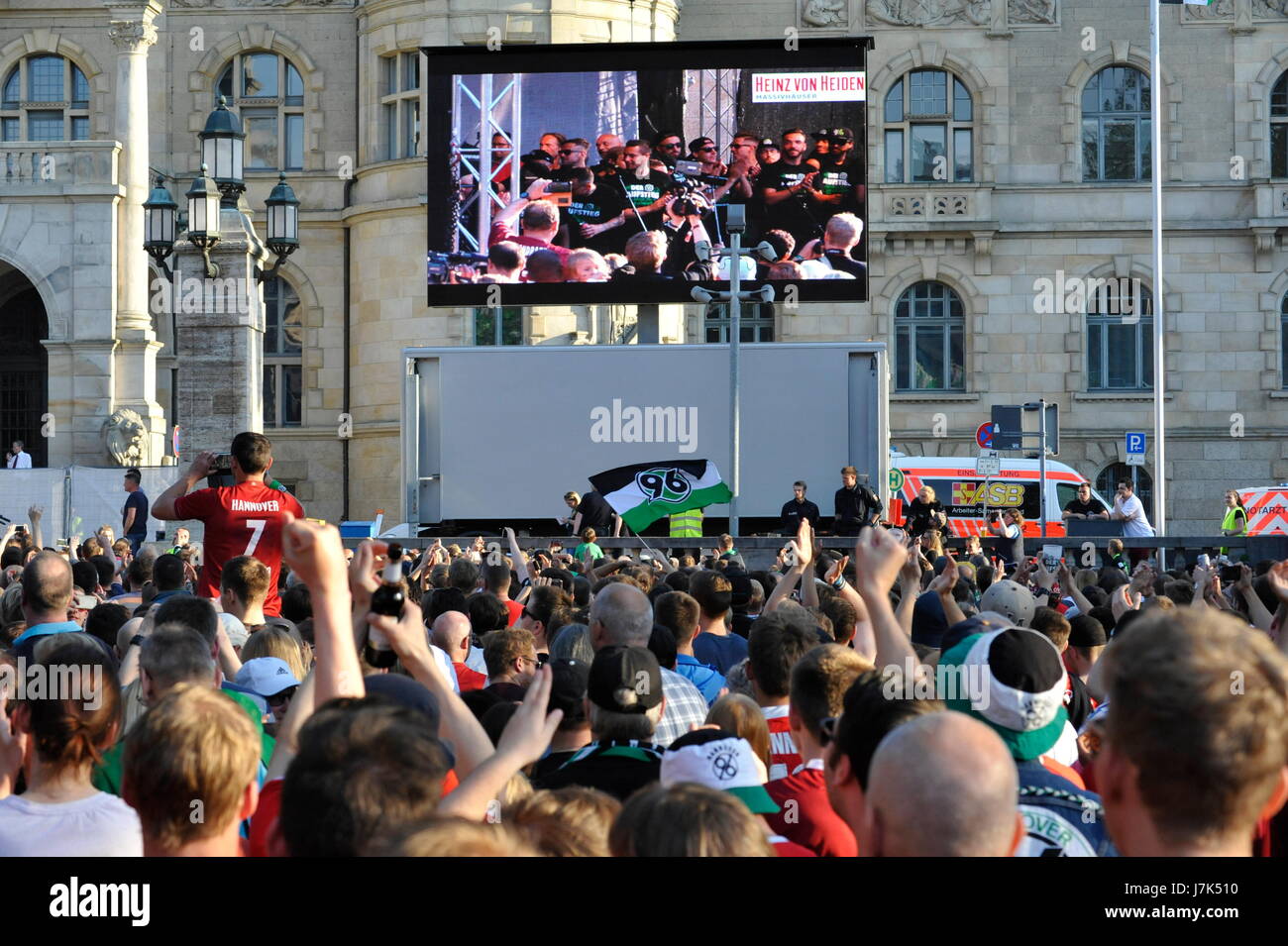 Hannover 96 startete die offizielle Aufstiegsparty am Montag auf dem Trammplatz vor den Rathaus Stockfoto