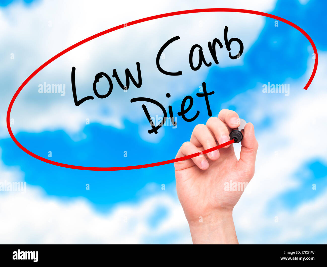 Hand des Mannes Low Carb Diät mit schwarzem Filzstift auf Bildschirm zu schreiben. Isoliert auf Sky. Wirtschaft, Technologie, Internet-Konzept. Stock Foto Stockfoto