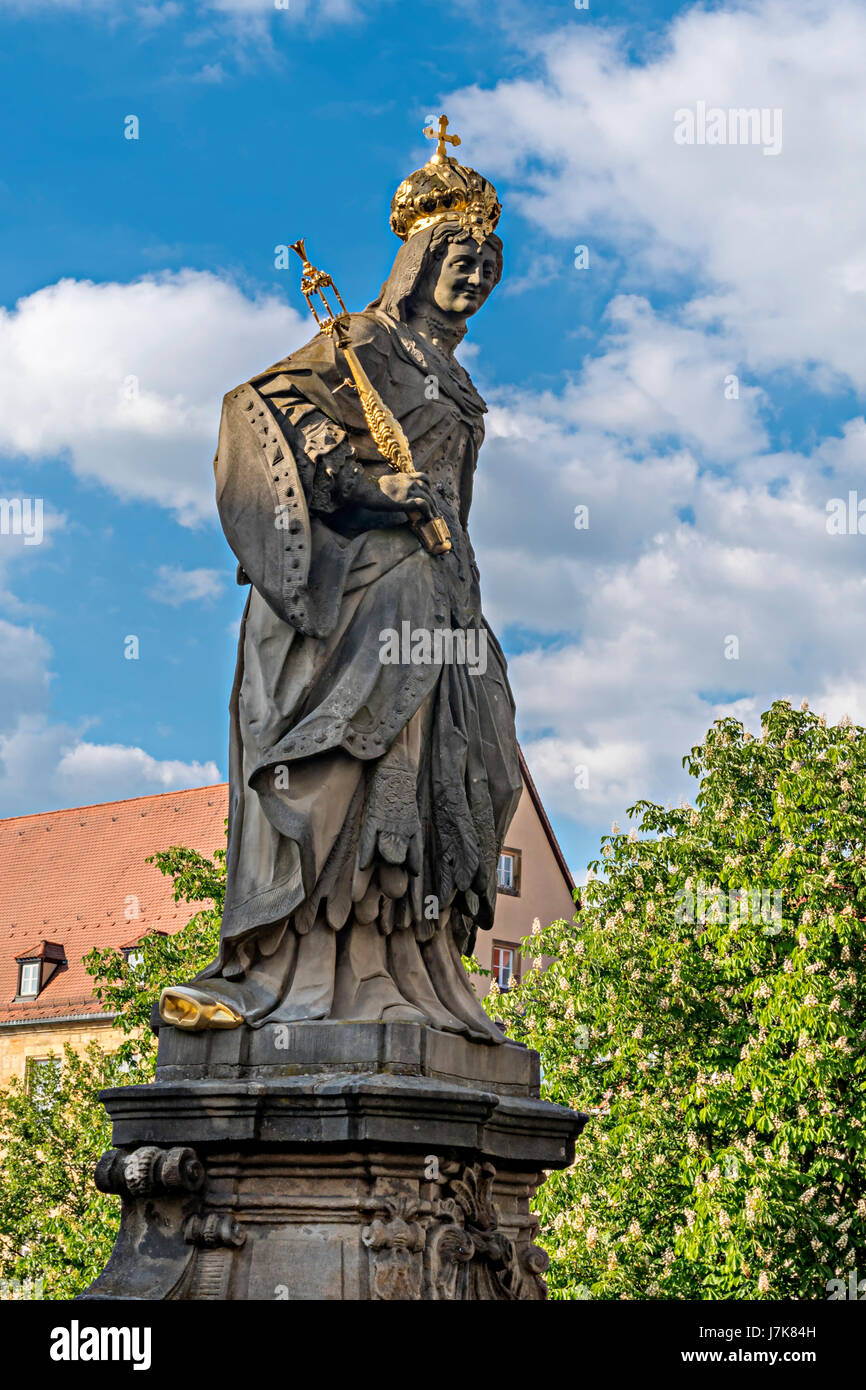 Statue von St. Cunigunde als heilige römische Kaiserin steht über den Fluss Regnitz in Bamberg, Bayern, Deutschland. Gebauten 1750 von Johann Peter Benkert Stockfoto