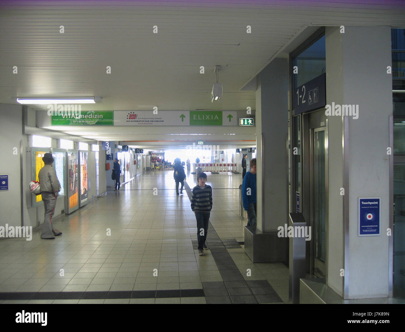 Dieses Bild zeigt den Bielefelder Hauptbahnhof am 23. Oktober 2010 in Deutschland. Der Bahnhof ist ein wichtiger Verkehrsknotenpunkt in der Region und verbindet mehrere Bahnlinien und dient als Tor für Pendler und Reisende. Stockfoto
