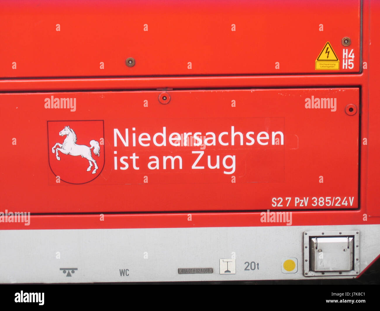 Das Bild zeigt den Bielefelder Hauptbahnhof am 23. Oktober 2010 und zeigt die Rolle des Bahnhofs als Verkehrsknotenpunkt. Stockfoto